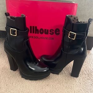 Size 6, black boots brand new